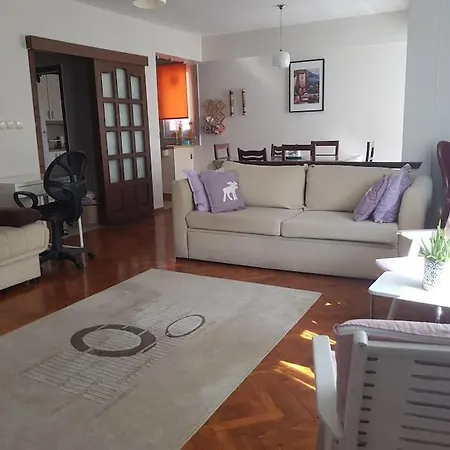 15 Min To Saw Airport + 5 Min To Metro Apartment