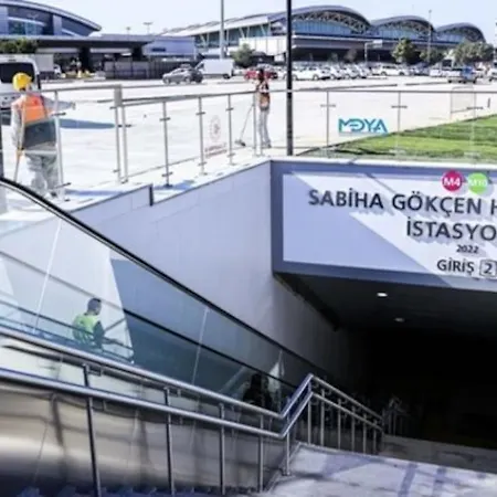15 Min To Saw Airport + 5 Min To Metro Apartment *